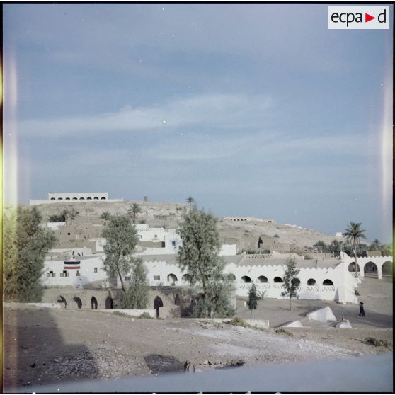 Vue d'une ville lors de la visite de Max Lejeune dans le sud oranais.