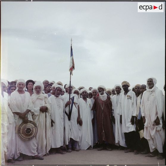 Photographie de groupe de militaires lors de la visite de Max Lejeune dans le sud oranais.