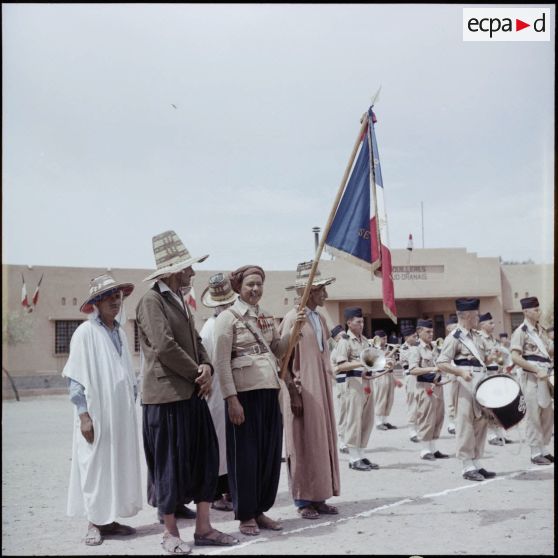 Comité d'accueil pour la visite de Max Lejeune dans le sud oranais.