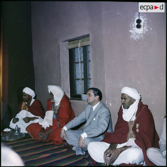 Max Lejeune lors de sa visite dans le sud oranais.