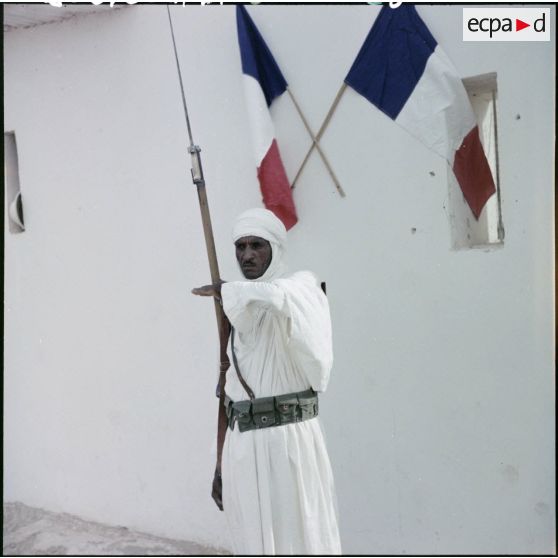 Portrait d'un militaire lors de la visite de Max Lejeune dans le sud oranais.