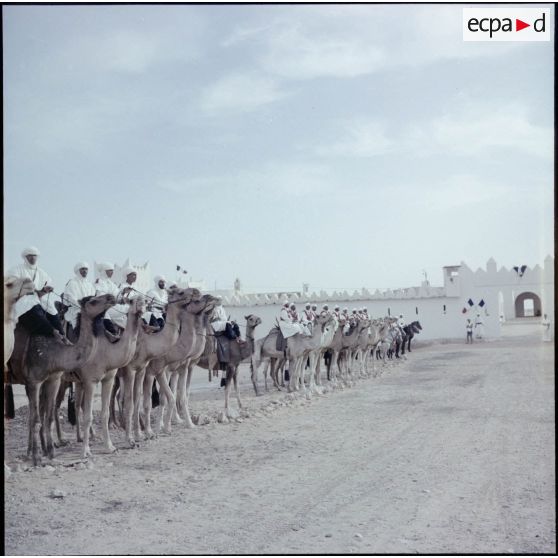 Revue de troupes lors de la visite de Max Lejeune dans le sud oranais.