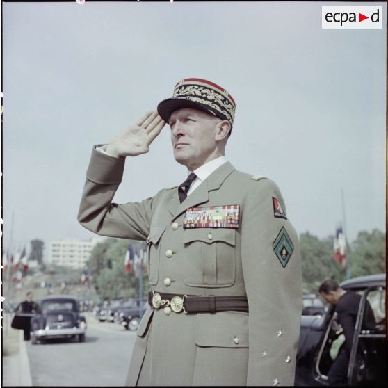 Portrait du général Jacques Allard lors d'une cérémonie militaire dans un stade.