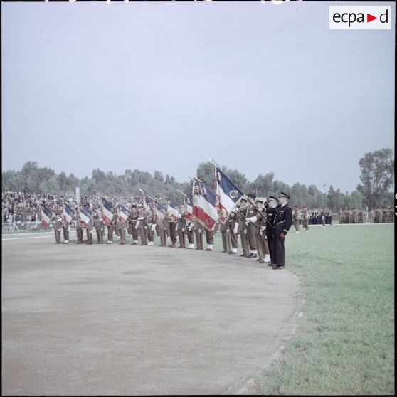 Cérémonie militaire dans un stade.