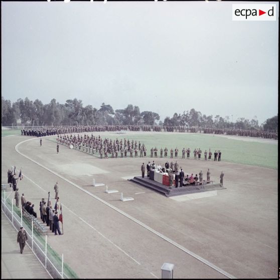 Cérémonie militaire et religieuse dans un stade.