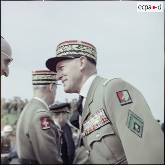Portrait du général Jacques Allard lors d'une cérémonie militaire dans un stade.