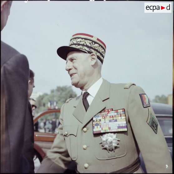 Portrait du général Raoul Salan lors d'une cérémonie militaire dans un stade.