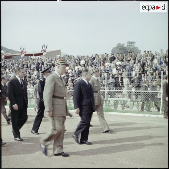 Cérémonie militaire dans un stade en présence de Robert Lacoste et des généraux Raoul Salan et Jacques Allard