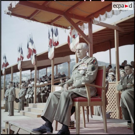 Portrait du général Raoul Salan lors d'une cérémonie militaire dans un stade.