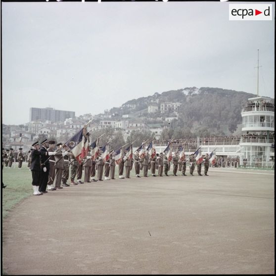 Cérémonie militaire dans un stade.