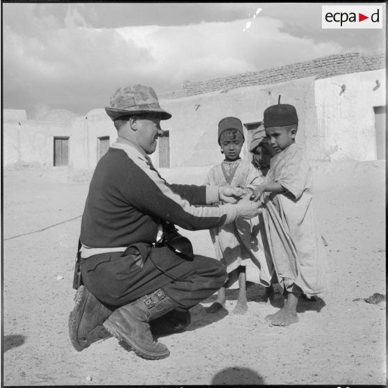 Portrait du photographe Zygmond Michalowski avec des enfants.