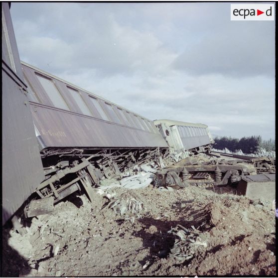 Déraillement du train de voyageurs Oran-Alger, à Oued-Fodda près d'Orléansville.