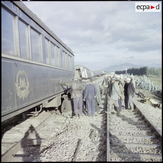 Déraillement du train de voyageurs Oran-Alger, à Oued-Fodda près d'Orléansville.