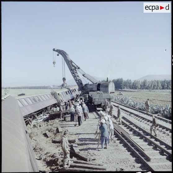 Déraillement du train de voyageurs Oran-Alger, à Oued-Fodda près d'Orléansville.