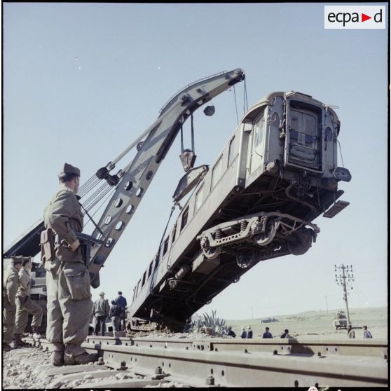 Déraillement du train de voyageurs Oran-Alger, à Oued-Fodda près d'Orléansville.