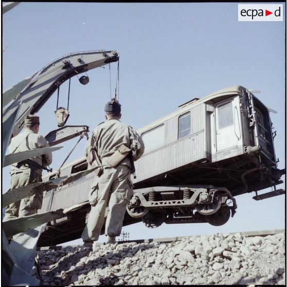 Déraillement du train de voyageurs Oran-Alger, à Oued-Fodda près d'Orléansville.