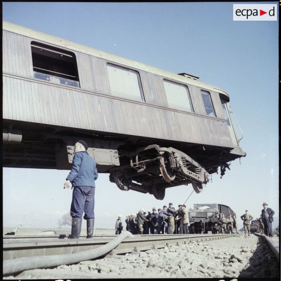 Déraillement du train de voyageurs Oran-Alger, à Oued-Fodda près d'Orléansville.