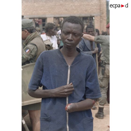 Portrait d'un jeune homme blessé, au bras mutilé et à l'oreille fendue, au camp de réfugiés de Kibeho lors d'une opération d'évacuation par le commandement des opérations spéciales (COS) et l'élément militaire médical d'intervention rapide (EMMIR).