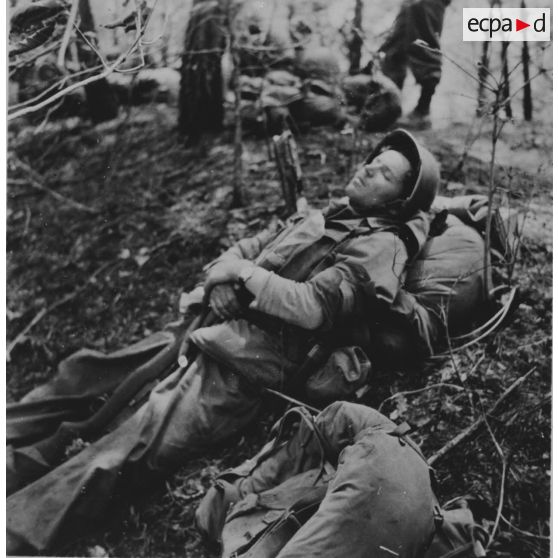 [Yanggu. Mai 1951. Caporal-chef Leguen. Pause durant la montée en ligne.]