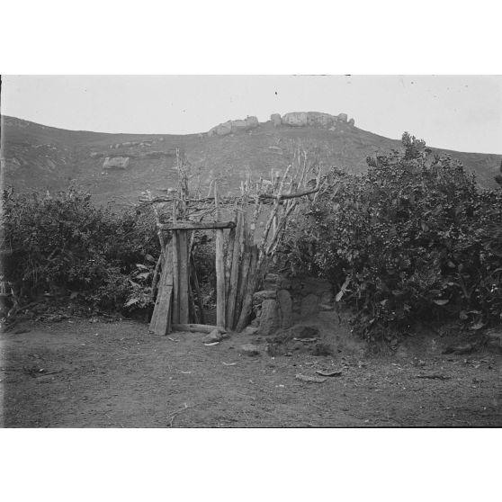 Antananarivokely, porte fortifiée. [légende d'origine]