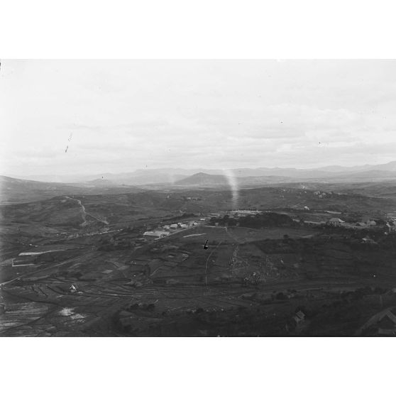 [Un village dans la plaine.]