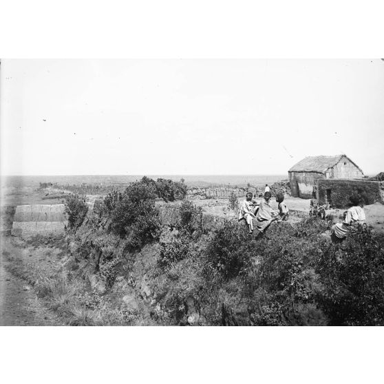 Un village fortifié au pied de l'Ankaratra. [légende d'origine]