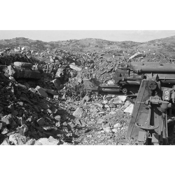Sur les hauteurs de Meraviglia ('île de Leros), le canon défendu par des troupes italiennes et britanniques.