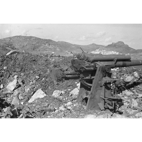 Sur les hauteurs de Meraviglia ('île de Leros), le canon défendu par des troupes italiennes et britanniques.