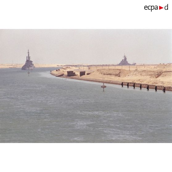 Côtes du canal de Suez, avec le croiseur Colbert et le navire de ligne américain Wisconsin (à droite), vues du PA (porte-avions) Clemenceau.