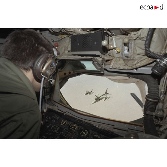 Le boomer (opérateur de la perche de ravitaillement) pendant le ravitaillement en vol au-dessus de l'Arabie Saoudite.