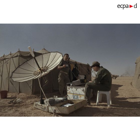 Le sergent-chef photographe de l'équipe de l'ECPA (Etablissement cinématographique et photographique des armées) s'affaire autour de la station INMARSAT installée à coté de la tente saoudienne.