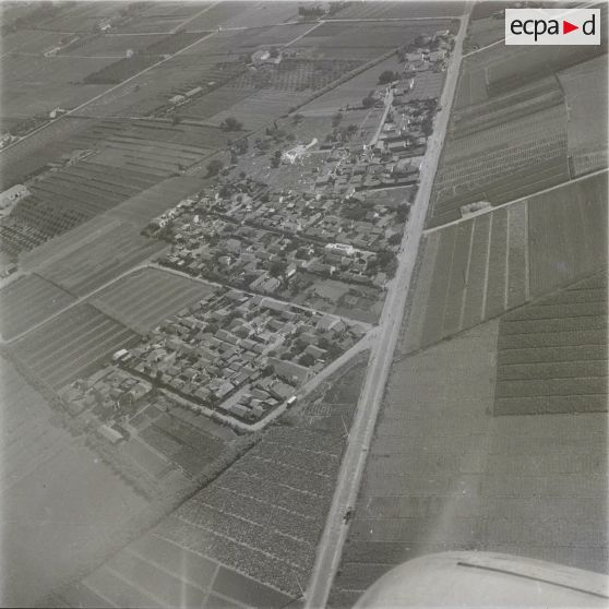 [Photographie aérienne d'une localité algérienne, 1958-1961.]