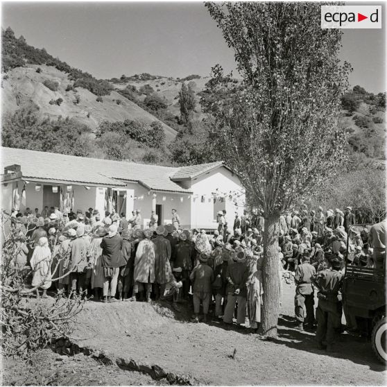 [Cérémonie militaire en présence de la population algérienne, 1956-1958.]