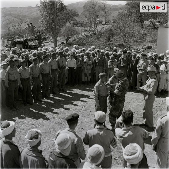 [Le général de brigade Jacques Massu remet une décoration à un soldat algérien, 1956-1958.]