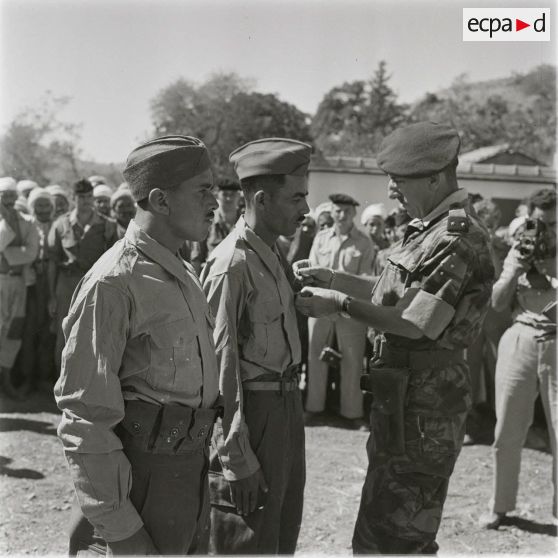 [Le général de brigade Jacques Massu remet une décoration à un soldat algérien, 1956-1958.]
