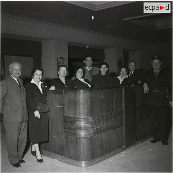 [Portrait de groupe dans un théâtre algérien, 1958-1961.]