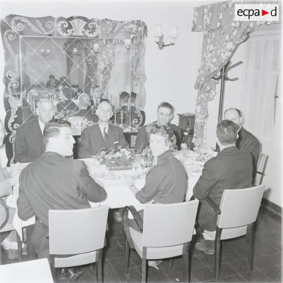 [Un repas en Algérie, 1958-1961.]