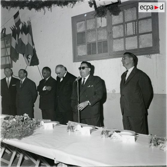 [Une cérémonie en Algérie, novembre 1960.]