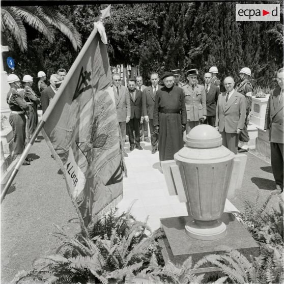 [Autorités civiles et militaires dans un cimetière en Algérie, novembre 1960.]
