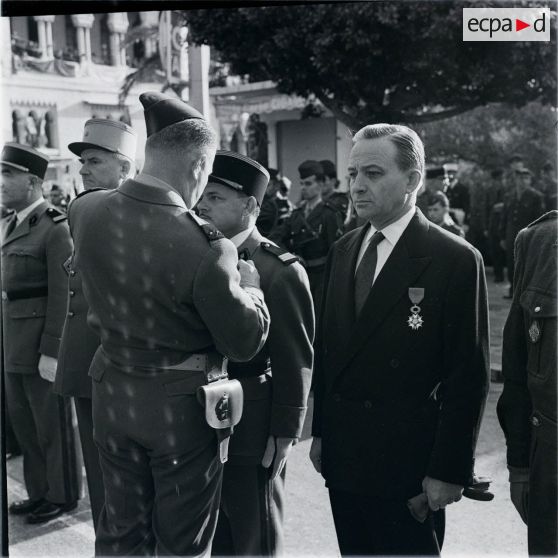 [Une cérémonie de remise de décorations en Algérie, novembre 1960.]