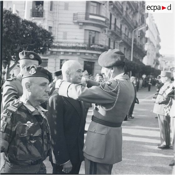 [Le général de division Jacques Massu procède à une remise de décorations en Algérie, 1960.]