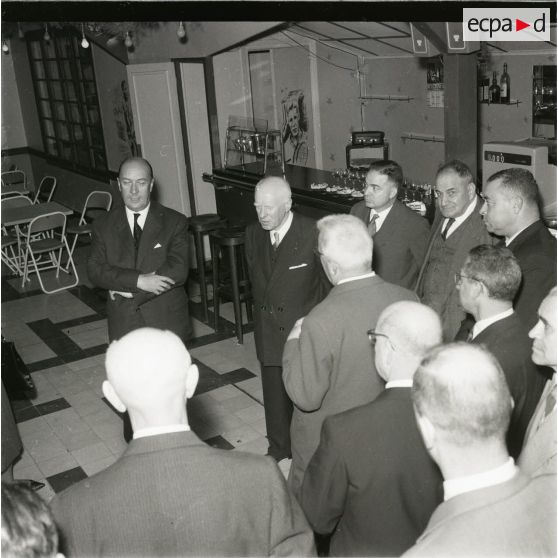 [Une réception dans un café en Algérie, novembre 1960.]