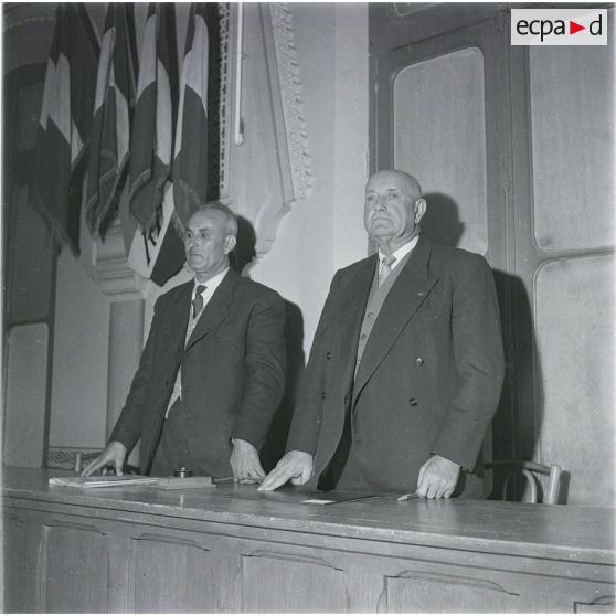 [Portrait de deux hommes lors d'une cérémonie en Algérie, novembre 1960.]