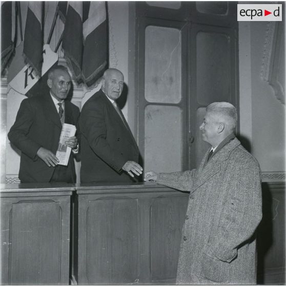 [Une cérémonie en Algérie, novembre 1960.]