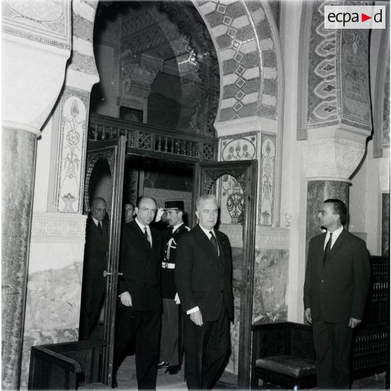 [Alger, novembre 1960. Conférence de presse et réception au Palais d'été des corps constitués par Jean Morin, délégué général du gouvernement en Algérie.]