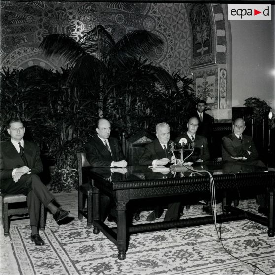 [Alger, novembre 1960. Conférence de presse et réception au Palais d'été des corps constitués par Jean Morin, délégué général du gouvernement en Algérie.]