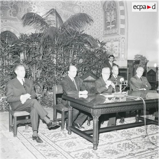 [Alger, novembre 1960. Conférence de presse et réception au Palais d'été des corps constitués par Jean Morin, délégué général du gouvernement en Algérie.]