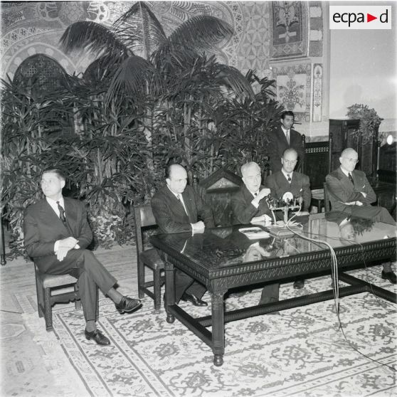 [Alger, novembre 1960. Conférence de presse et réception au Palais d'été des corps constitués par Jean Morin, délégué général du gouvernement en Algérie.]