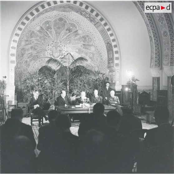 [Alger, novembre 1960. Conférence de presse et réception au Palais d'été des corps constitués par Jean Morin, délégué général du gouvernement en Algérie.]