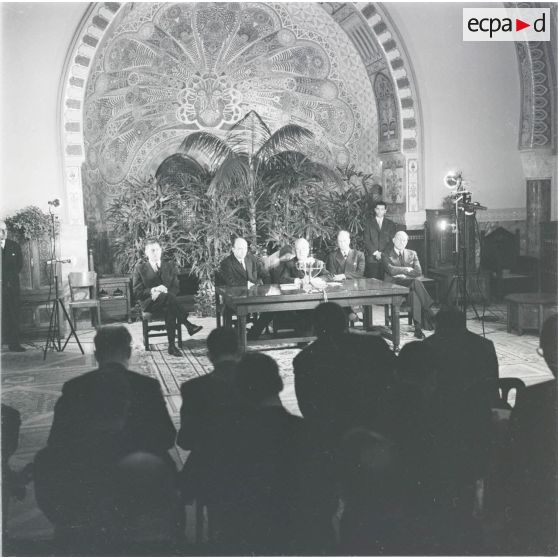 [Alger, novembre 1960. Conférence de presse et réception au Palais d'été des corps constitués par Jean Morin, délégué général du gouvernement en Algérie.]